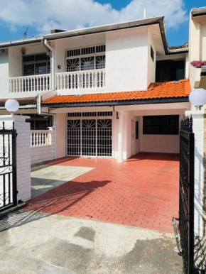 Johor Lovy Ros Homestay/12pax/Wifi/IKea Jusco